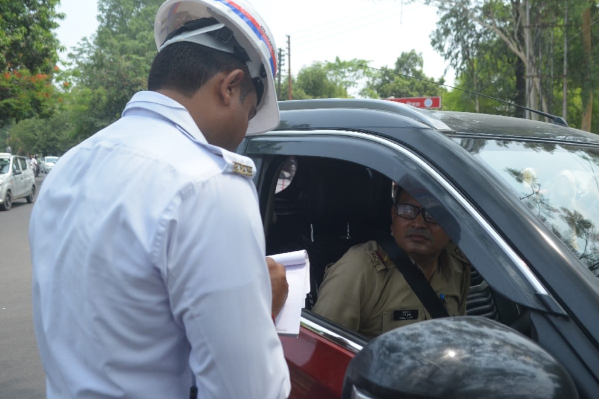 Meerut police making challan for not wearing helmet