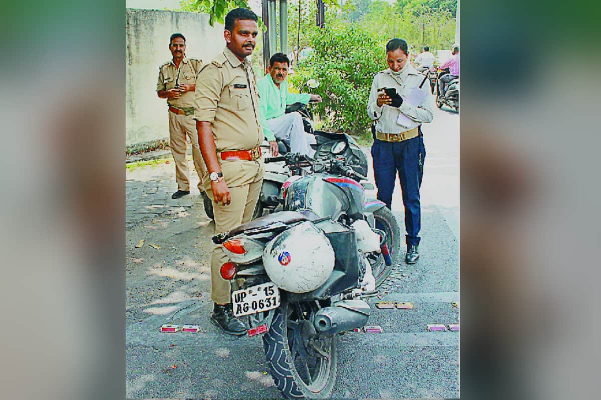 Meerut police making challan for not wearing helmet