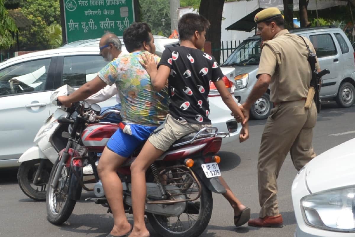 Meerut police making challan for not wearing helmet