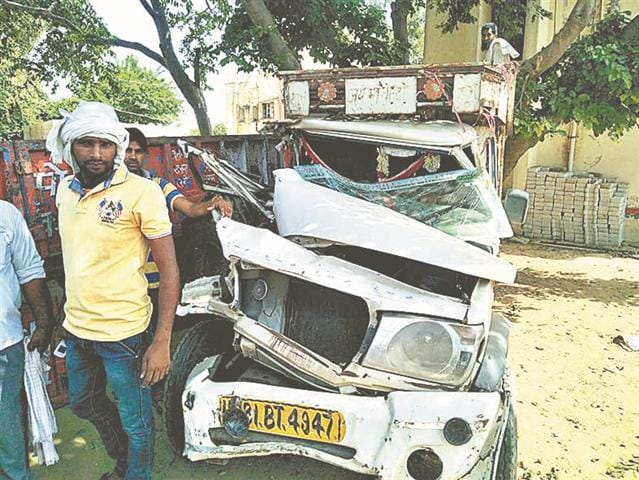 Tractor-trolley collides with Max, driver dies