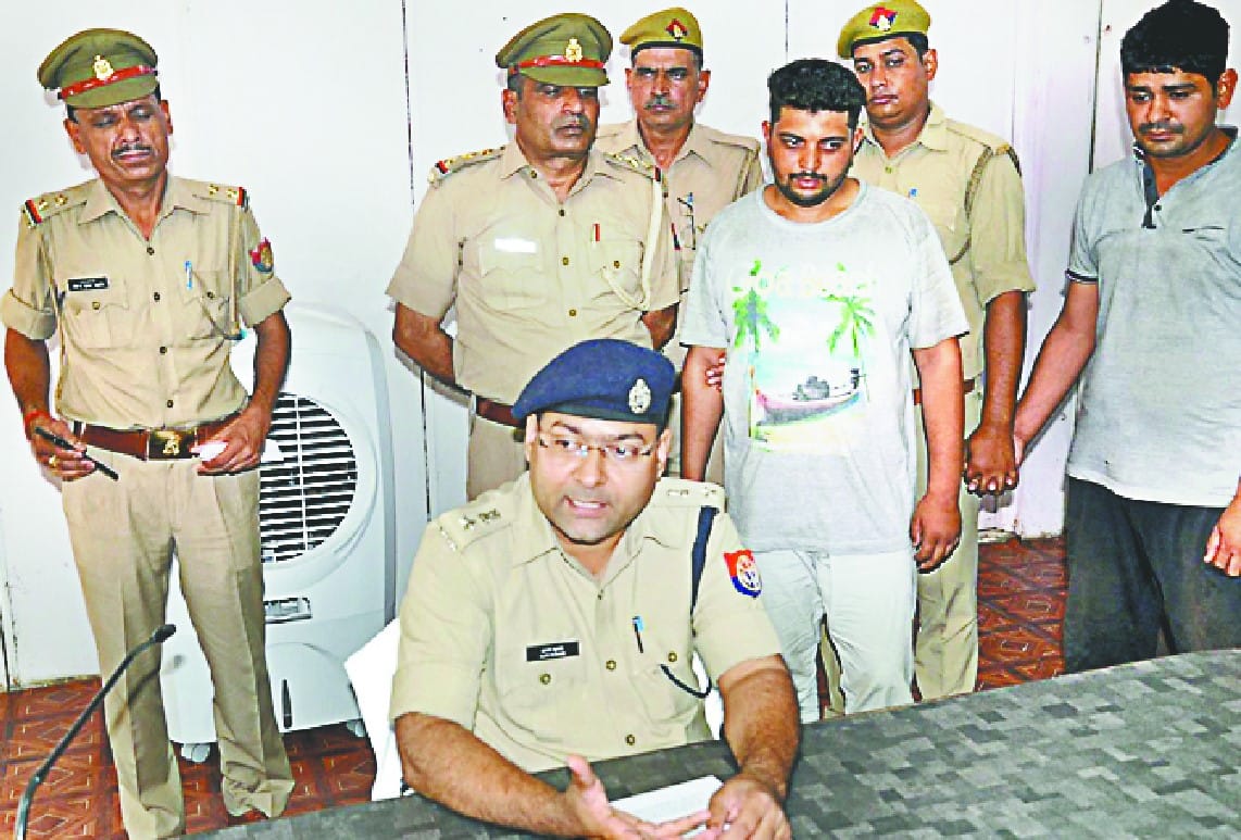 Two arrested with fake notes of seven thousand