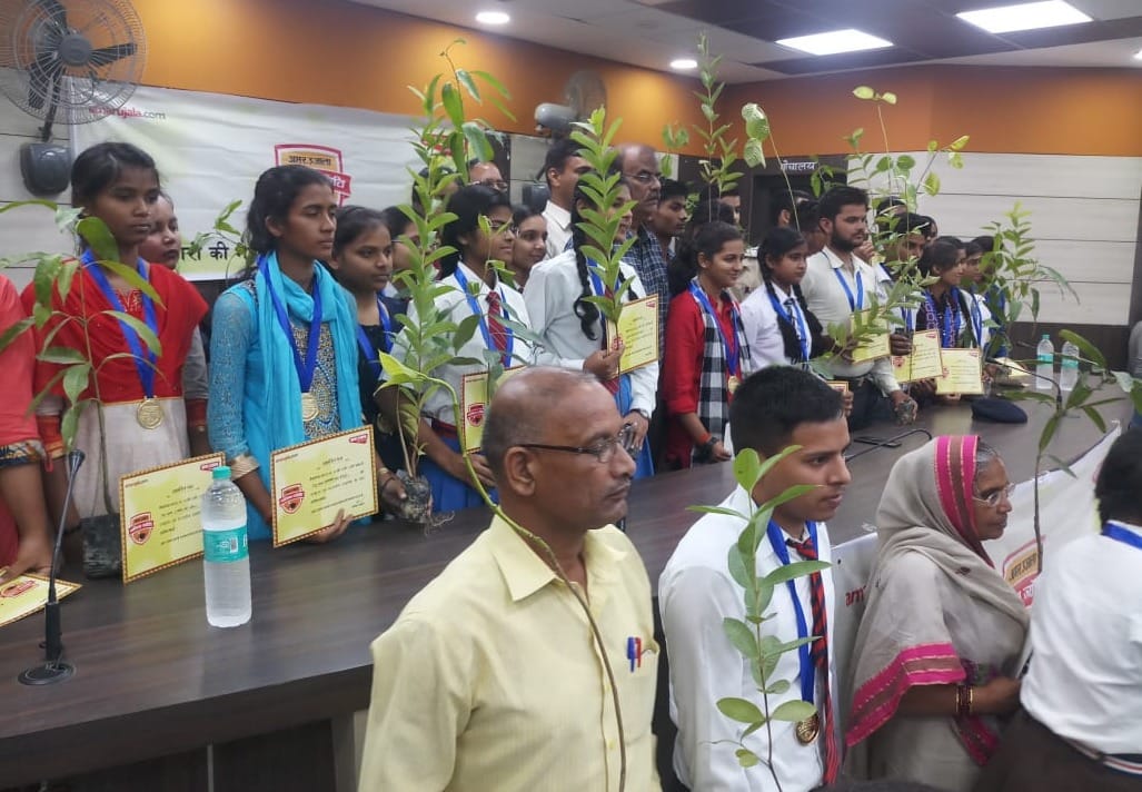 Amar Ujala Bhavishya Jyoti Samman Meritorious Students In azamgarh