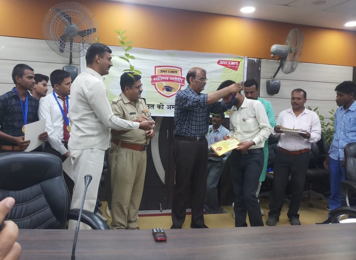 Amar Ujala Bhavishya Jyoti Samman Meritorious Students In azamgarh