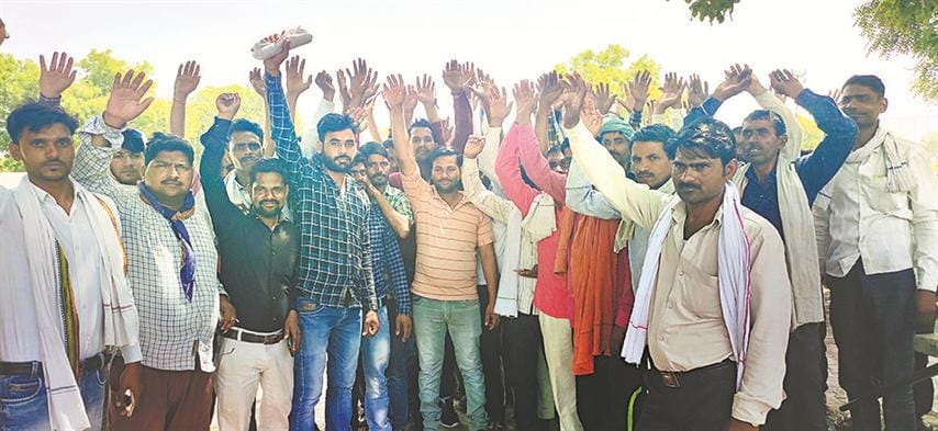 Electric scorching workers contracted by electric current