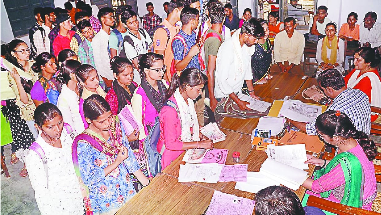Crowds in colleges for admission