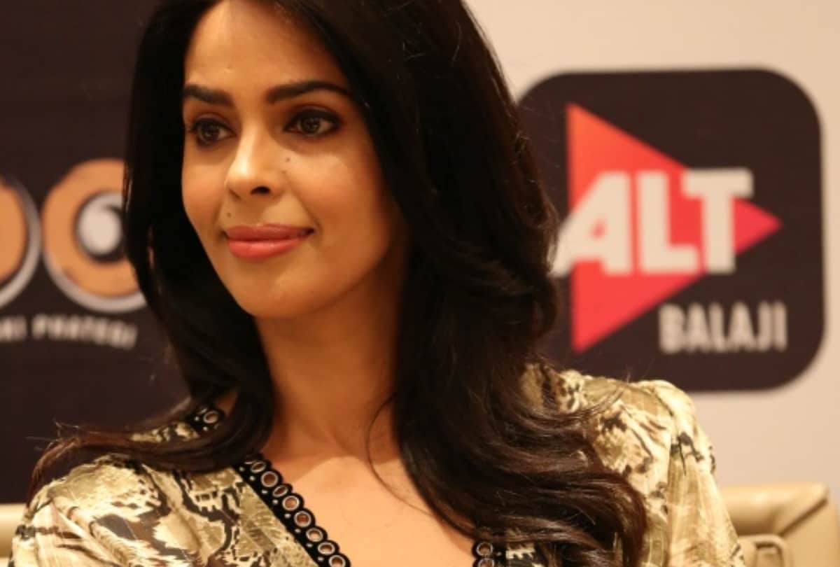 Mallika Sherawat doing exercise in Bandra amid Lockdown Fans Says Setting a wrong example