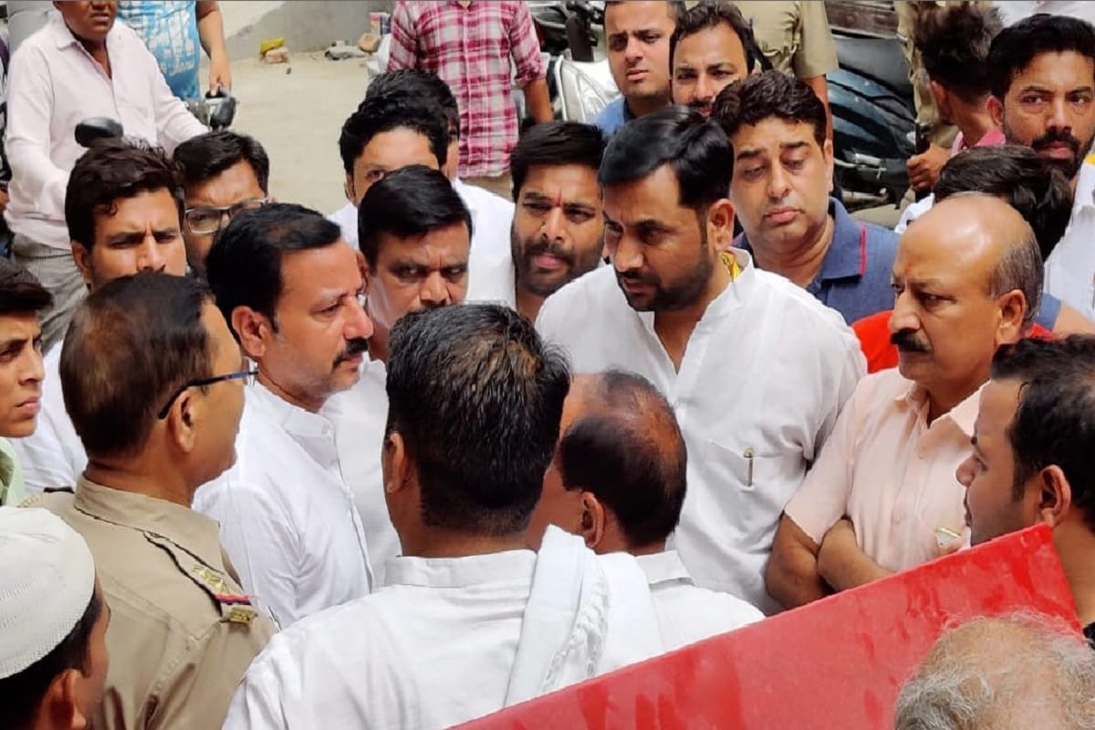 Getaway issues in Prahlad Nagar Meerut, and Police's negligence in the investigation of intelligence