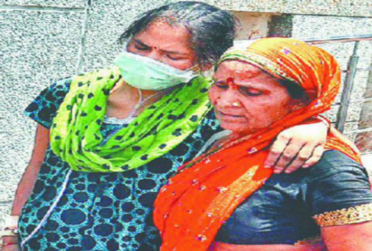 family member of patient carrying oxygen cylinder on shoulders in sn medical college agra