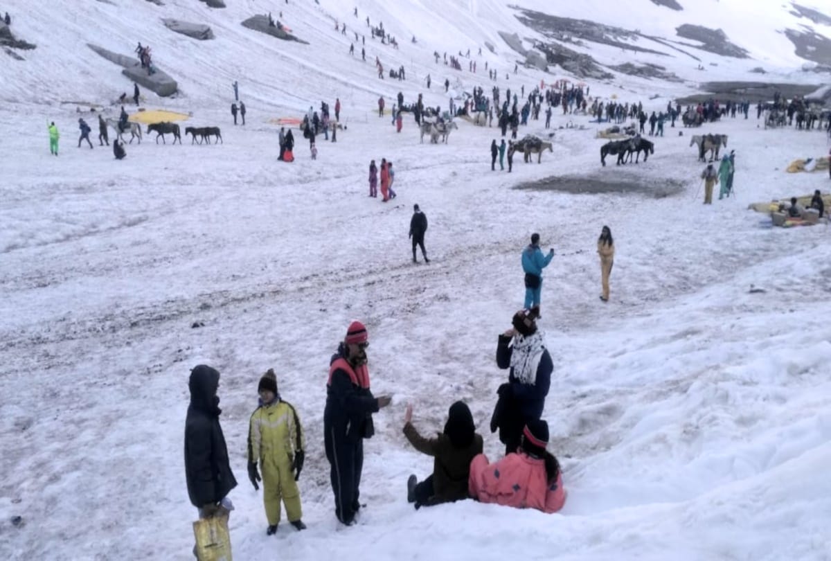 heavy influx of tourists in rohtang pass to view snow in himachal