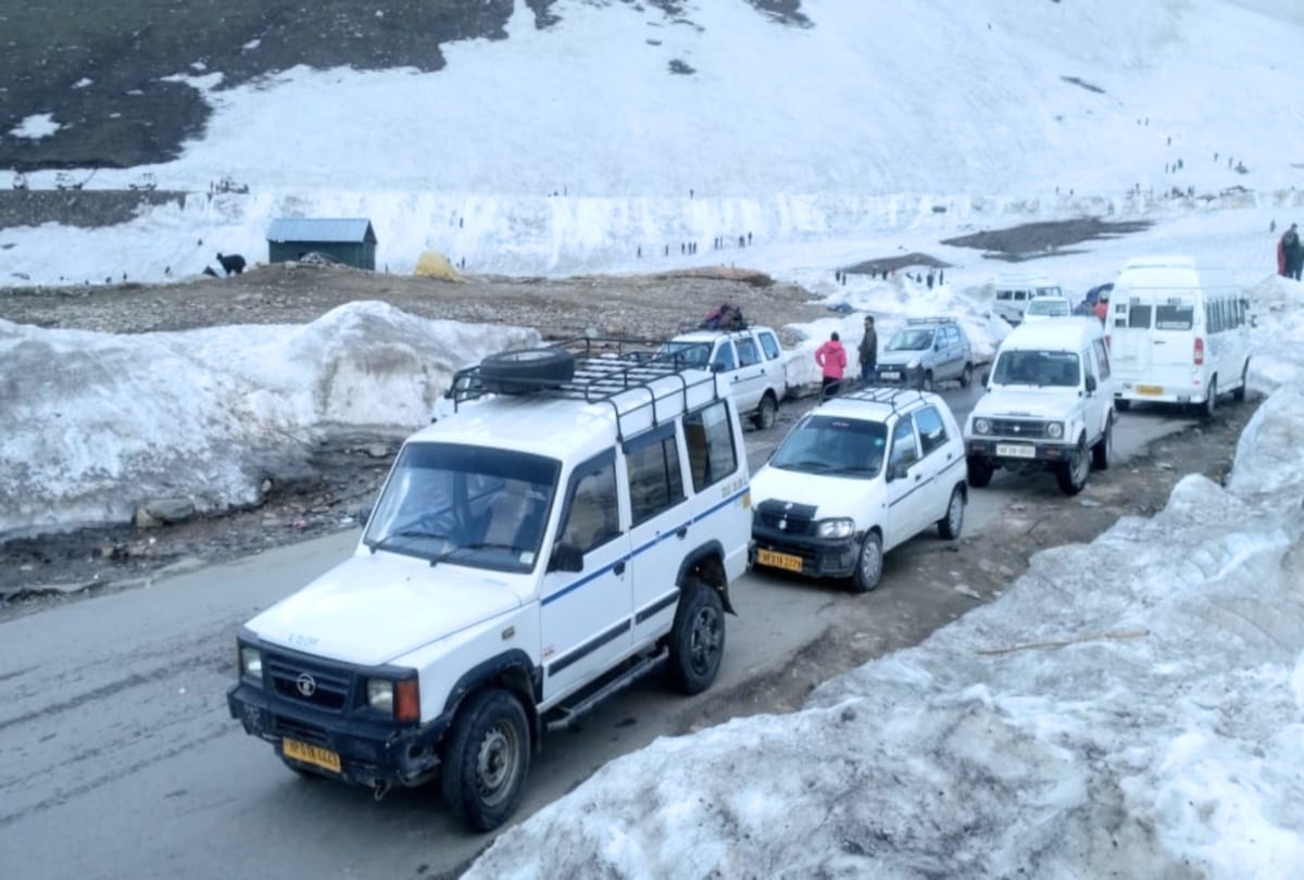 heavy influx of tourists in rohtang pass to view snow in himachal