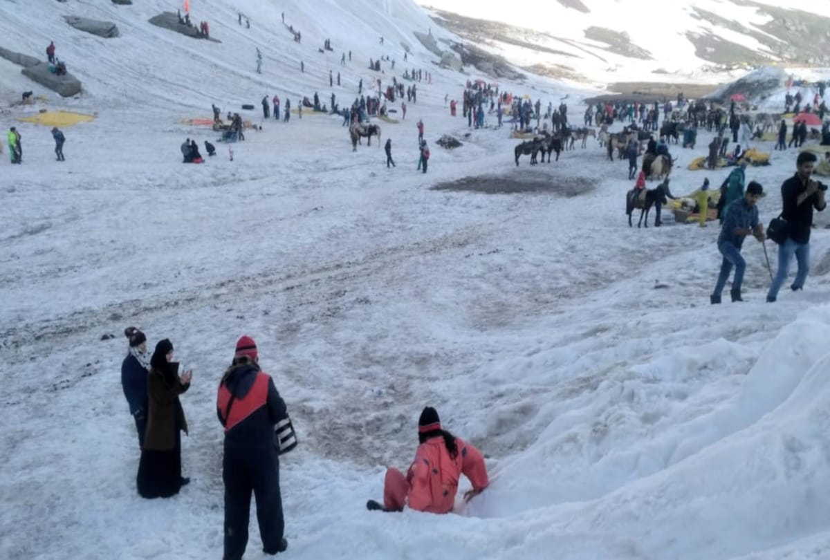 heavy influx of tourists in rohtang pass to view snow in himachal