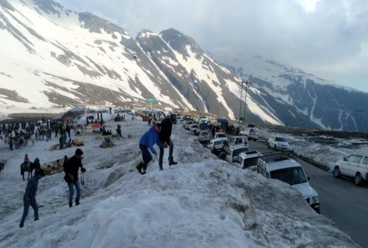 heavy influx of tourists in rohtang pass to view snow in himachal