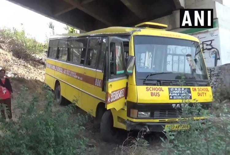 A school bus fell down from PAP flyover on Jalandhar-Amritsar highway