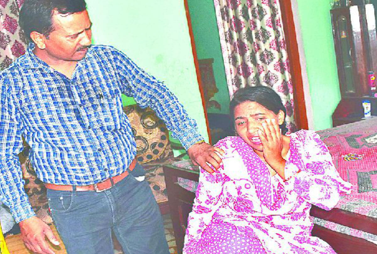 miscreant looted Three lakh Rupees from government teacher