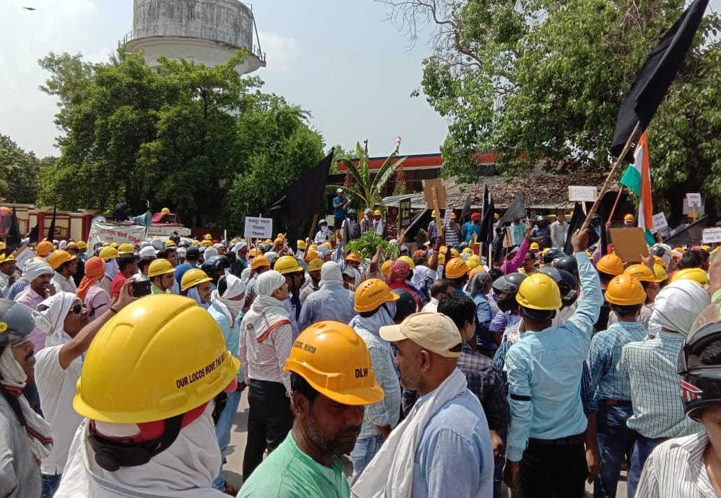 DLW workers protest Incorporation in varanasi police stop