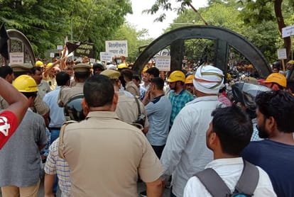 DLW workers protest Incorporation in varanasi police stop