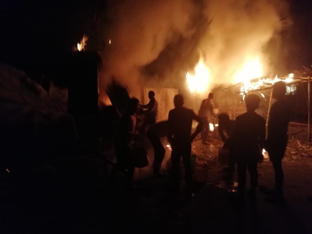 Three shops burnt by fire, loss of 5 lakh
