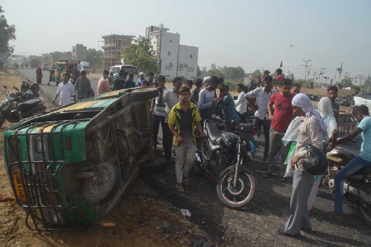 One died and eight peoples injured in collision between bus and three wheeler at Baghpat