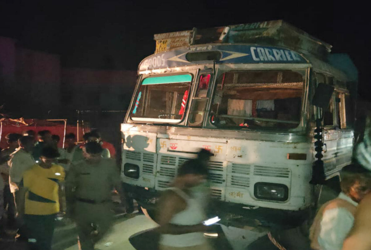 Father and son dies in crushed by truck in mainpuri