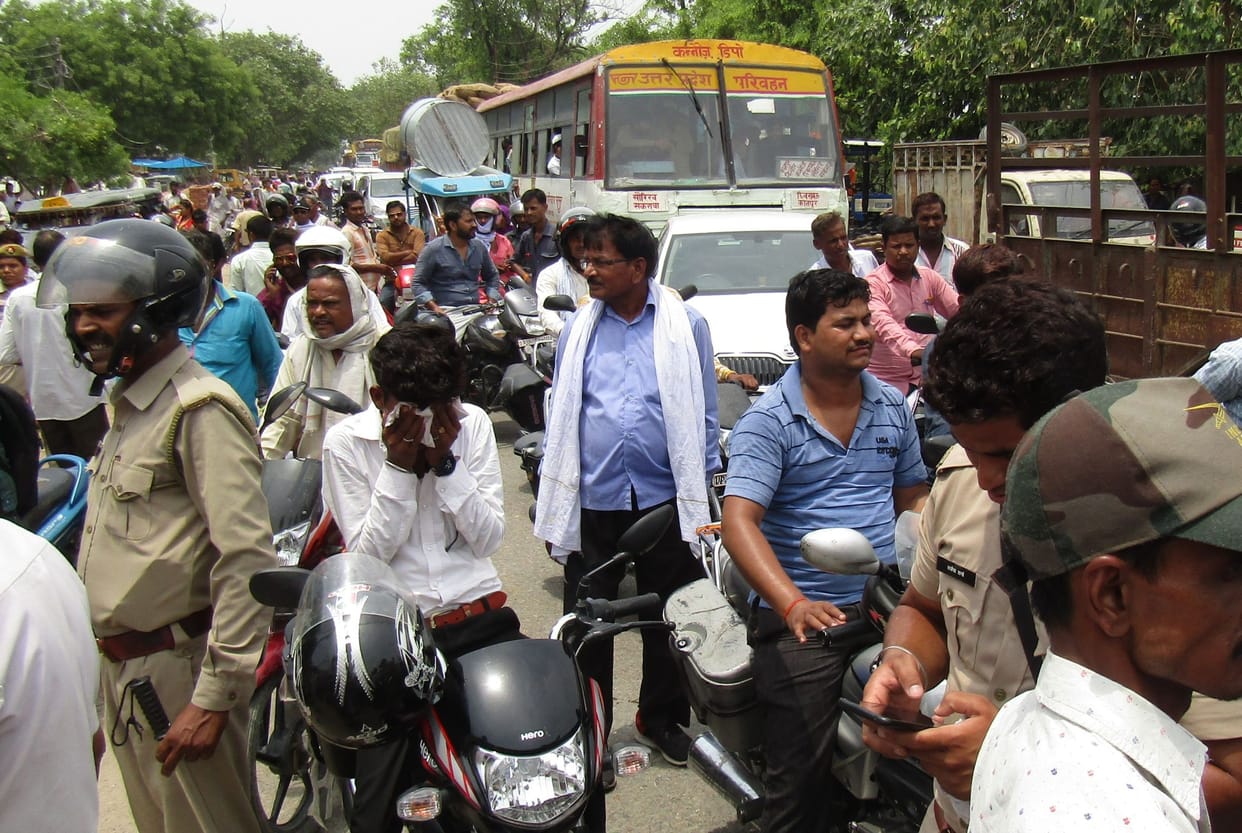 block the road due to no running of agriculture college