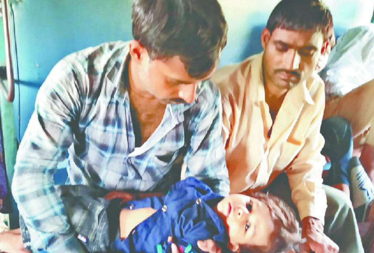 10 Months Child Fever in Bandra Gorakhpur Superfast Weekly Train   Railway Give treatment