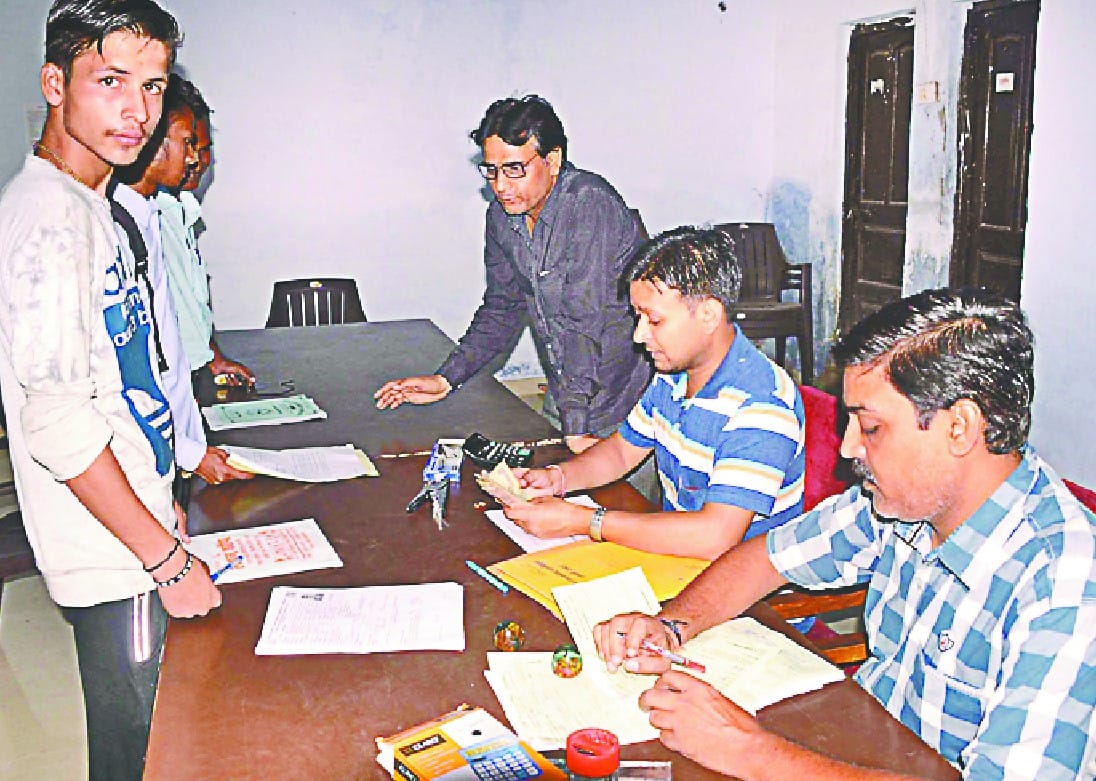 On the last day of the first cut-off list, crowd of budding students
