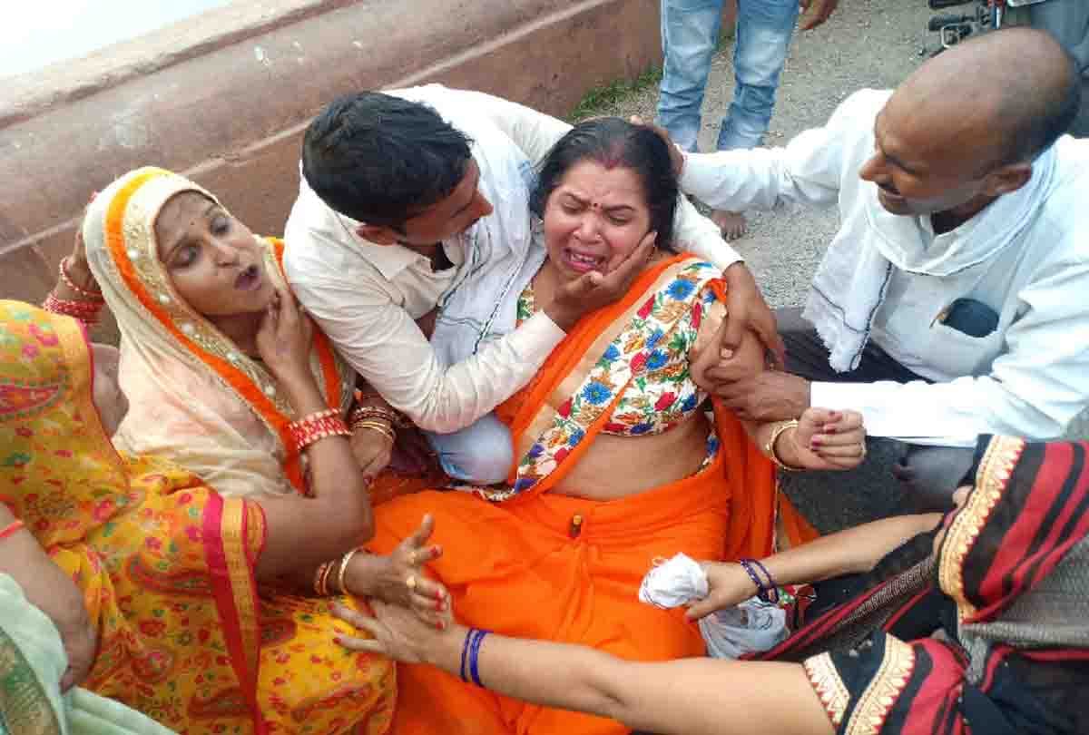 accident on etawah bareilly highway one person died