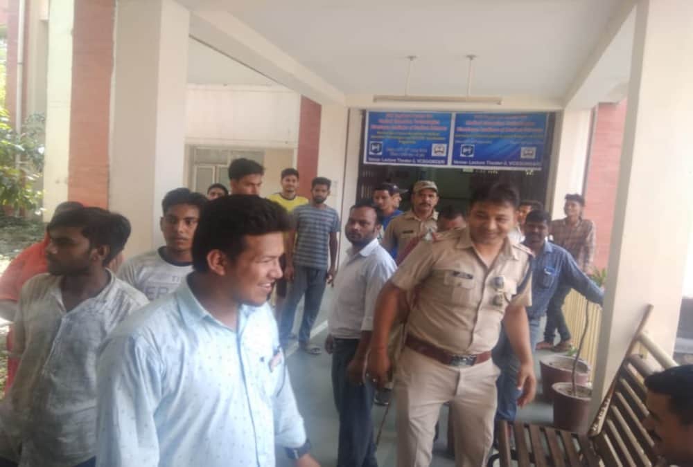 Leopard Enter in srinagar medical college and attack on clerk 