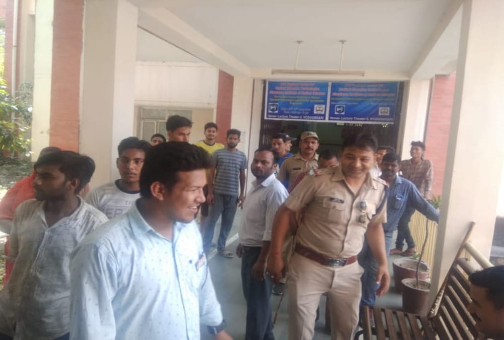 Leopard Enter in srinagar medical college and attack on clerk 