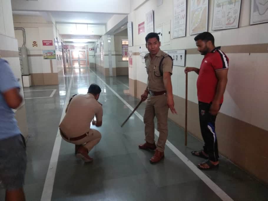 Leopard Enter in srinagar medical college and attack on clerk 