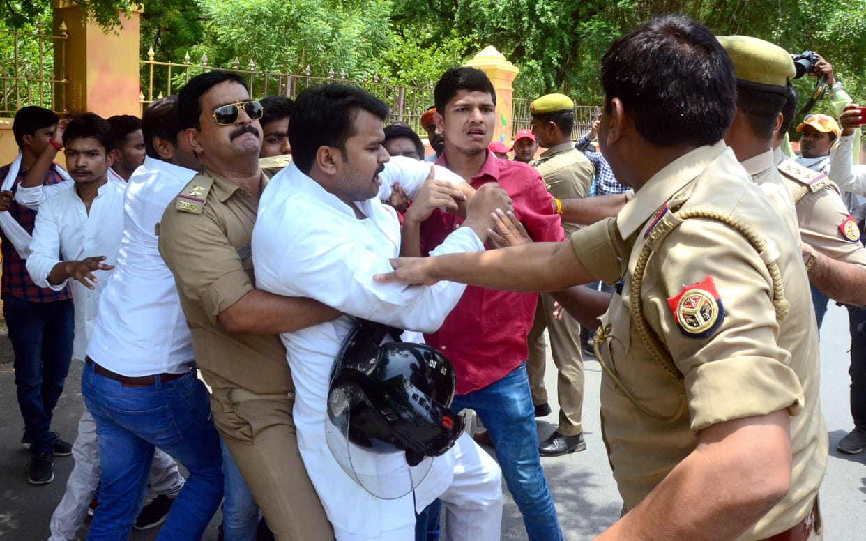 Lathi Charge in front of allahabad university student station building