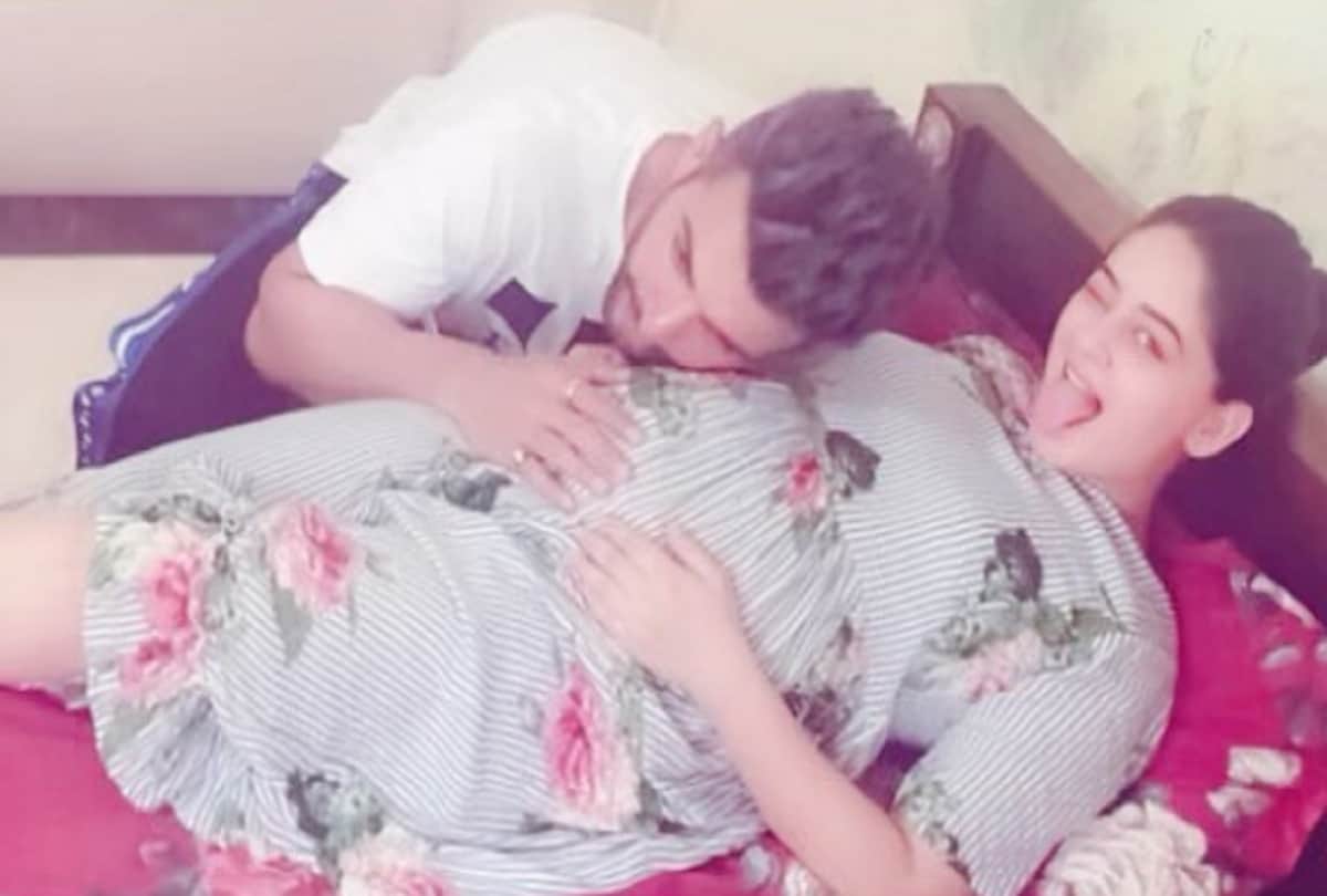 Mahhi Vij flaut baby bump in adorable picture with jay bhanushali