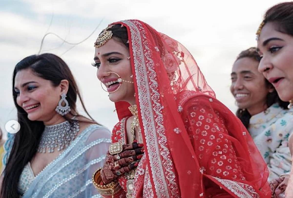 MP Nusrat Jahan and Mimi Chakraborty Dance on Durga Puja Song Video Viral