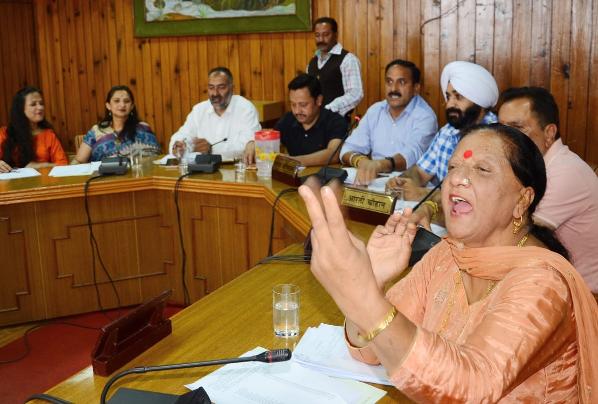 गिरि में डंपिंग करने पर भड़के पार्षद, बोले-अफसरों पर मेहरबान सरकार