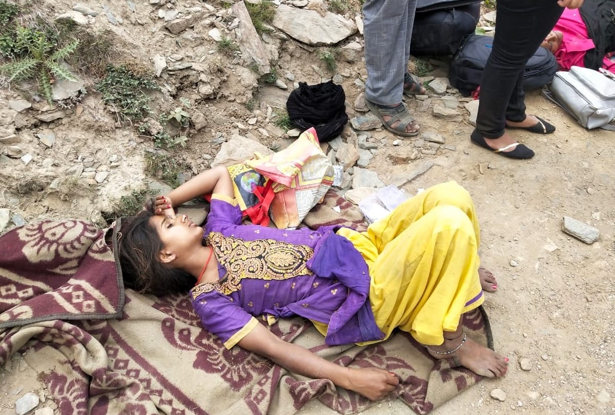 school student vehicle falls into gorge near prashar mandi himachal pradesh