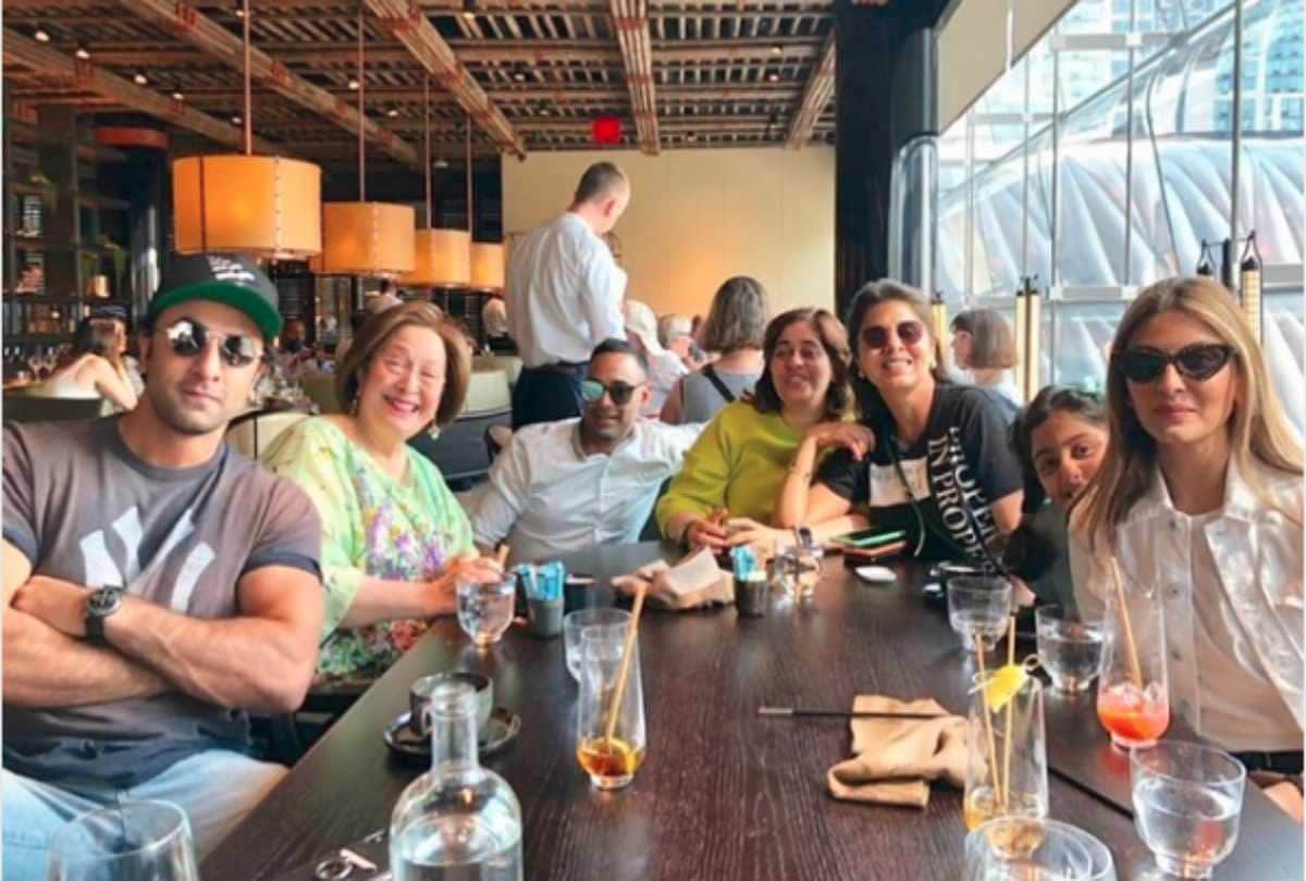 ranbir kapoor spend time with rishi kapoor neetu kapoor share the photos