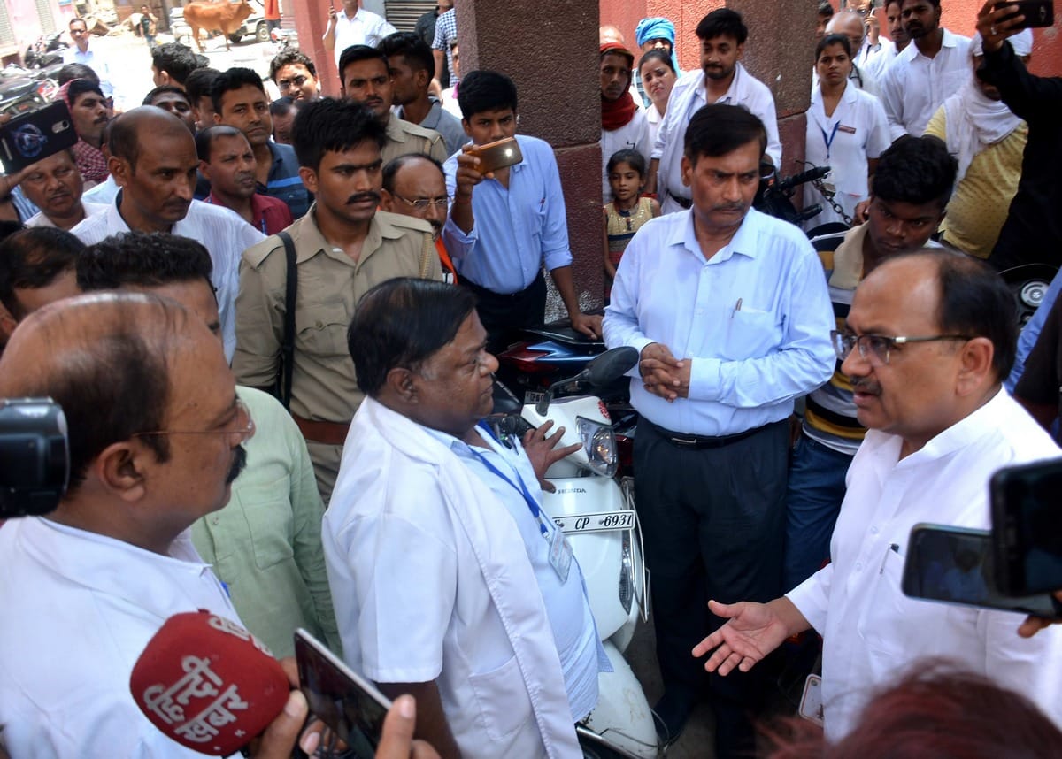 Siddharthnath Singh visit in varanasi hodpital