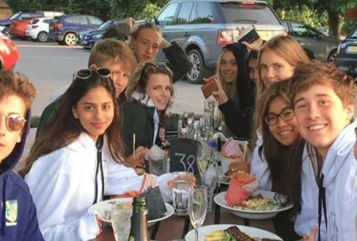 shah rukh khan daughter suhana khan new pictures on her graduation party