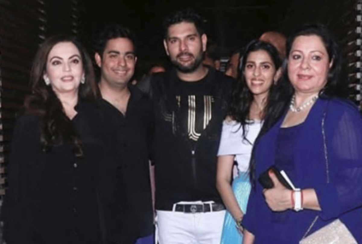 akash ambani and shloka mehta distributing meals for around 200 houses on Independence Day 2016