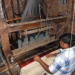 सिल्क साड़ी बुनता बुनकर