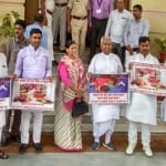 विधान परिषद् के बाहर प्रदर्शन करतीं राबड़ी देवी