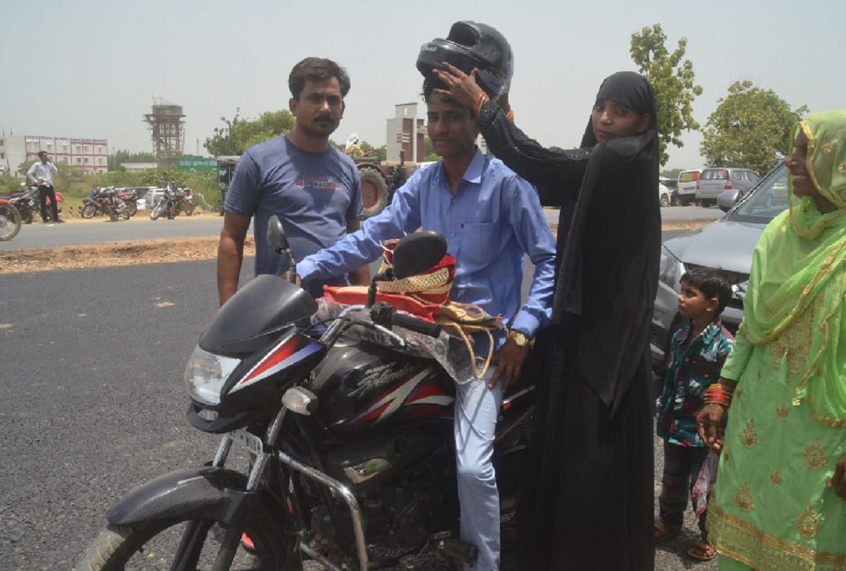 bride gives helmet to her husbad just after marriage in baghpat 