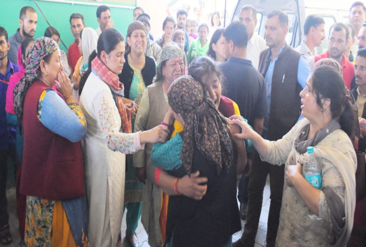 mother in unconscious state after daughter died in bus accident shimla