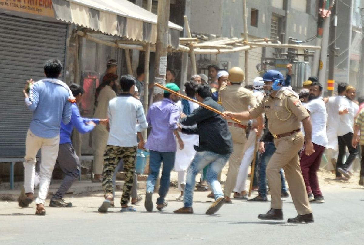 Clash in Agra stone pelting and communal tension during protest for tabrez ansari death