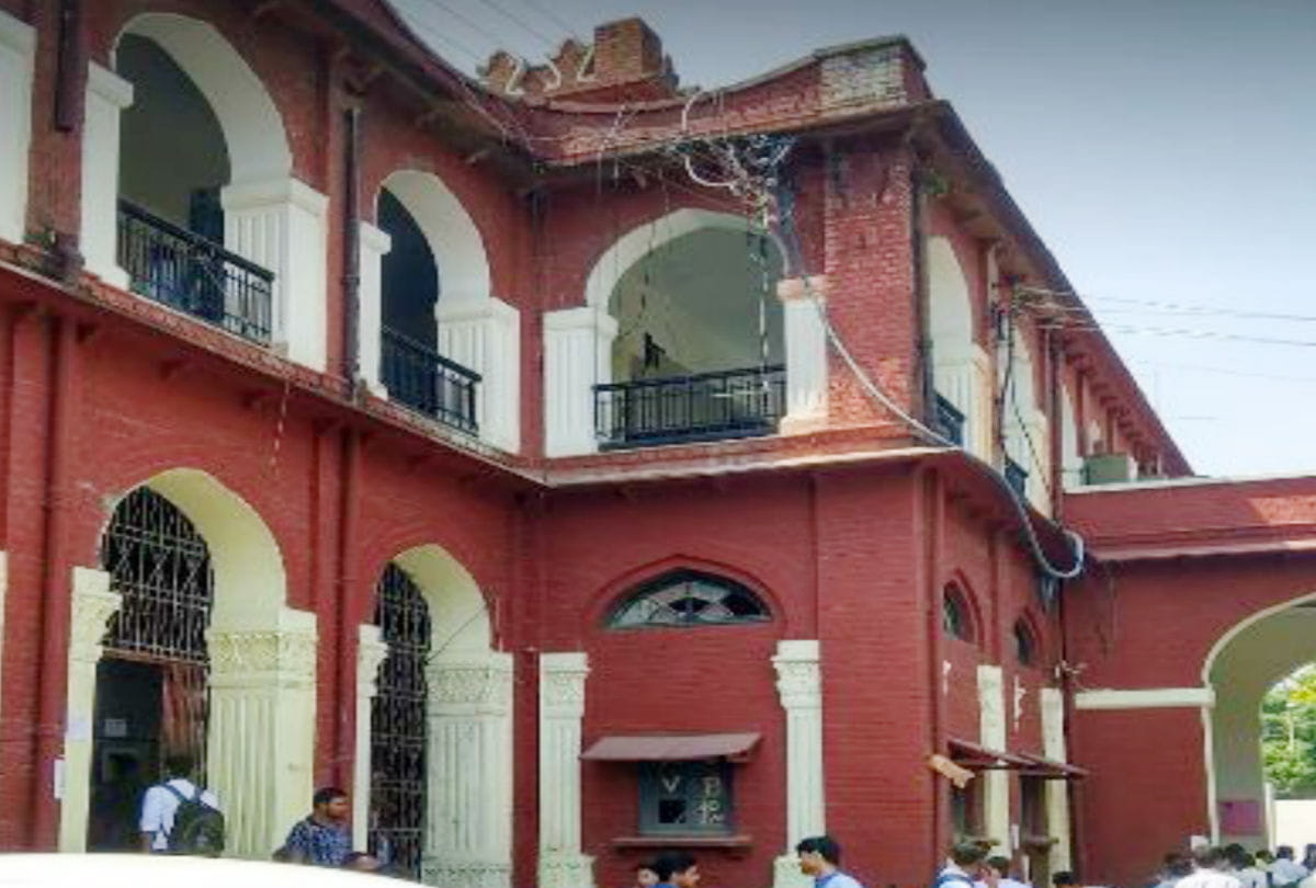 Agra University opened after holiday crowd of students at help desk