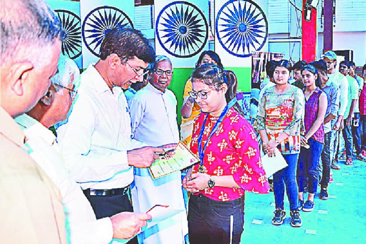 Amar Ujala Bhavishya Jyoti Samman: 12th students were honored in the program in Saharanpur
