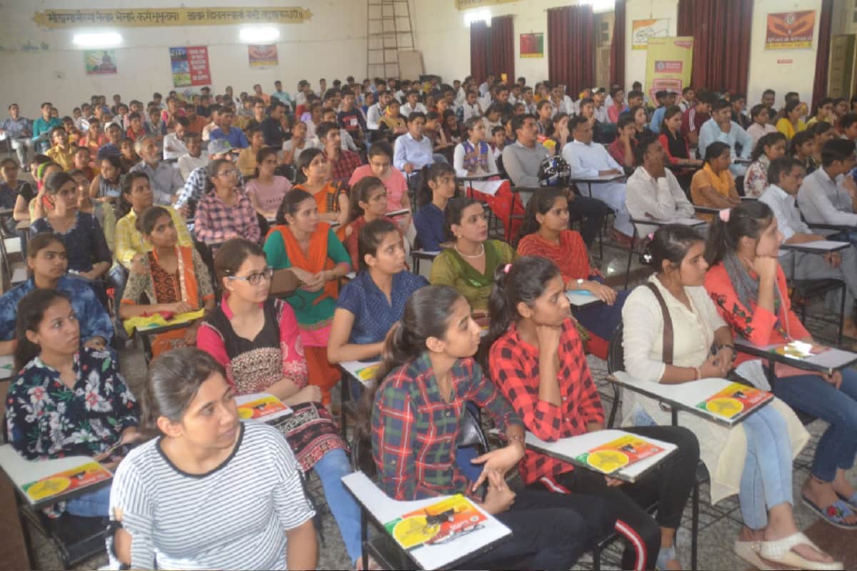 brilliant students Received Amar Ujala Future Jyoti Samman in Baghpat