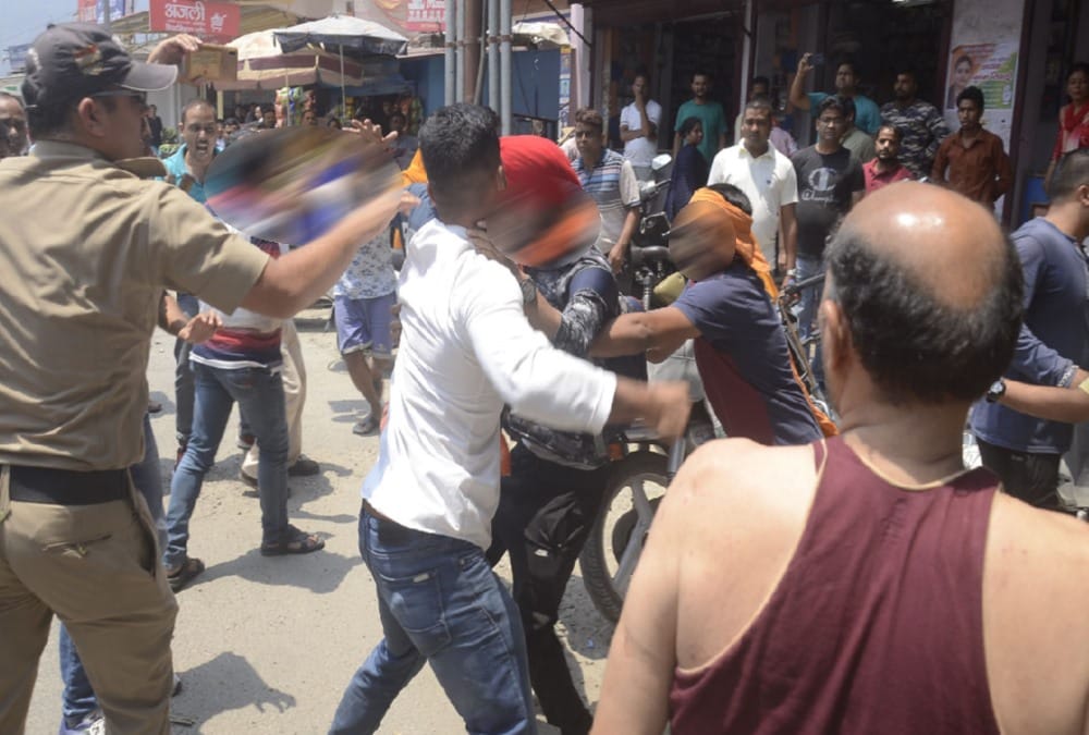 Fight between Hemkund Sahib pilgrims and local youths after police challan in srinagar 