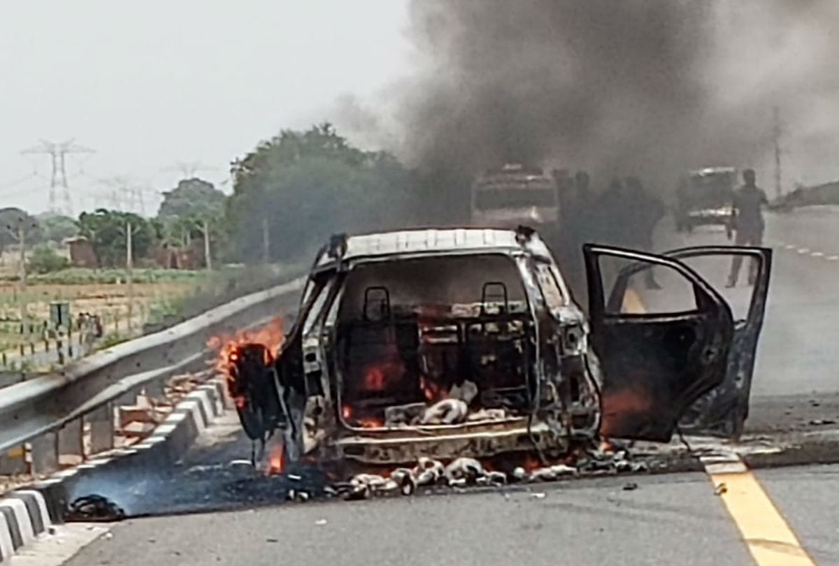 Car Caught Fire at Agra Lucknow Expressway Delhi Young Man Save Life