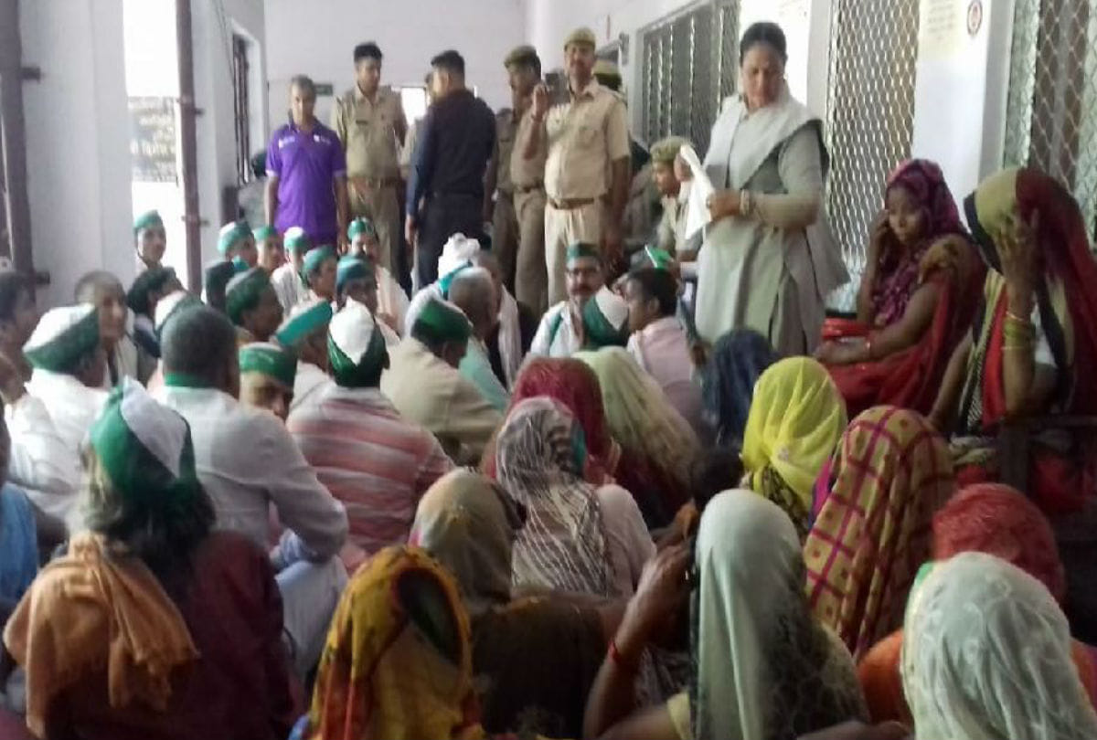 Farmers Protest At collectorate sit outside Dm Room latest news in hindi